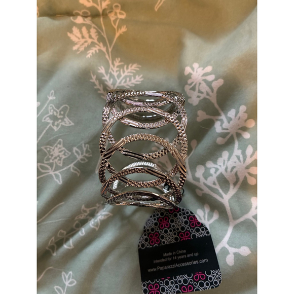 Women's Paparazzi Silver Tone Cuff Bracelet One Size - Picture 4 of 5